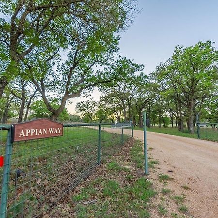 Appian Way Tuscan Cottage Фредеріксбург Екстер'єр фото